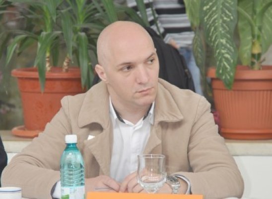 Fostul consilier Tănase, zis Cremvuştilă, n-a făcut campanie, dar solicită demisia şefului PDL